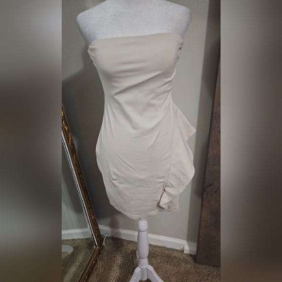 SUSANA MONACO 16" Strapless Dress With
Ruffle Detail in Blanched
Almond. SIZE SM - Picture 8 of 12